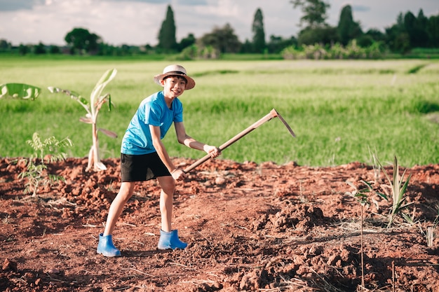 Dzieci Dziewczynka Trzymająca Motykę I Kopiąca Ziemię Do Sadzenia Drzew W Ogrodzie