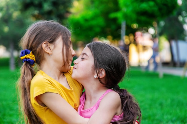Dzieci Dziewczyny Przytulające Się W Parku Selektywne Skupienie