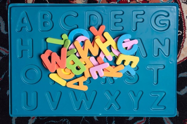 Zdjęcie dzieci edukacyjne kolorowe gąbczaste litery na dywanie