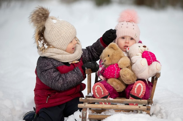 Dzieci Jeżdżą Na Zabytkowych Drewnianych Saniach Na Tle Zimowego Lasu