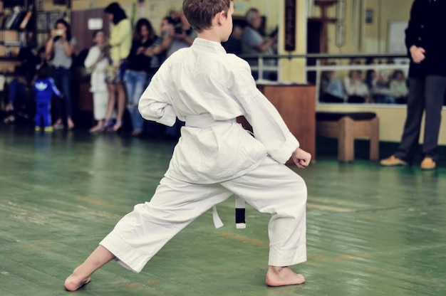 Dzieci karate Trening i egzamin z karate