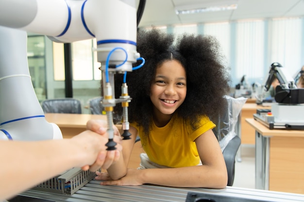 Dzieci korzystające z technologii robota ręcznego i bawiące się Nauka elektronicznej płytki drukowanej