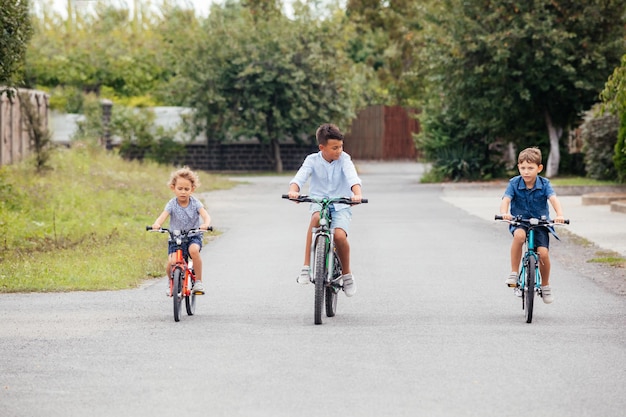 Dzieci mają wolny czas na rowerach outoodrs