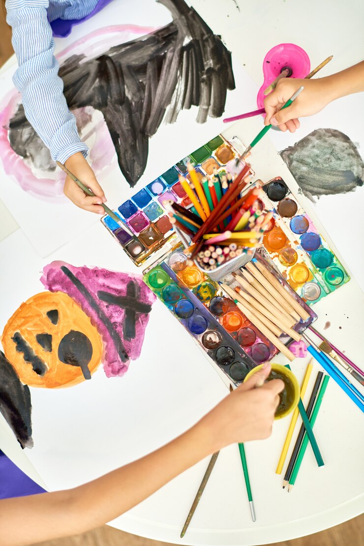Zdjęcie dzieci malujące obrazki halloween w art studio