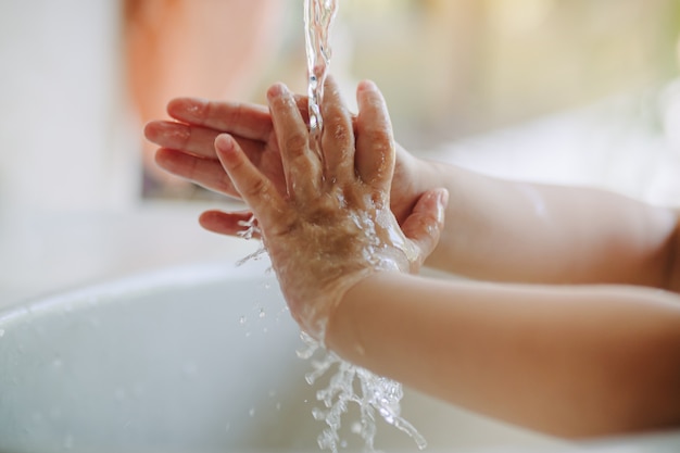 Dzieci Myją Ręce W Celu Zapobiegania Zakażeniu Koronawirusem