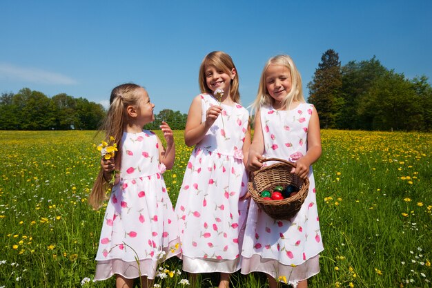 Zdjęcie dzieci na easter egg polują z koszami