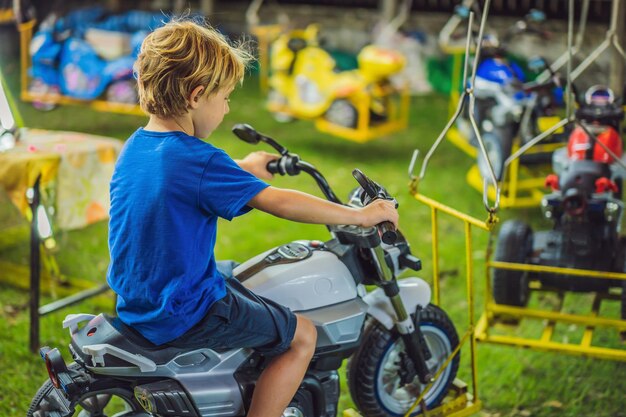 Dzieci na Merry Go Round Dzieci bawią się latem na karuzeli