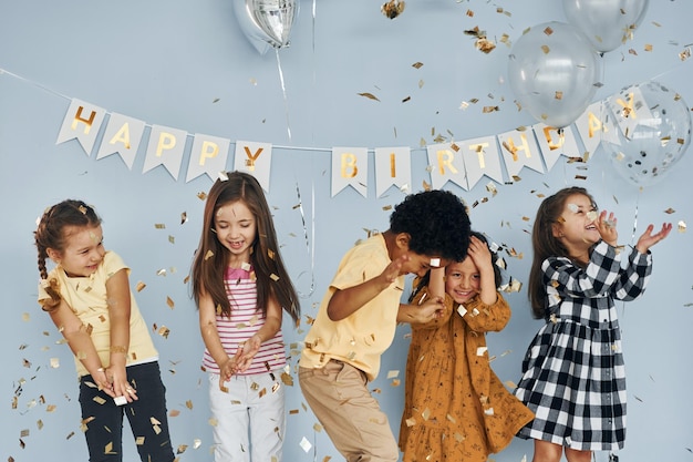 Zdjęcie dzieci na przyjęciu urodzinowym w domu bawią się razem