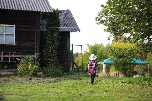 Dzieci na spacer po jesiennym parku. Opadanie liści w parku. Rodzina. Spadek. Szczęście.