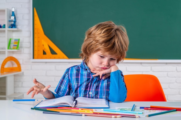 Dzieci Nauka koncepcja edukacji Słodki uczeń z zabawną buzią praca w szkole Nauka w domu Mała gotowa do nauki Małe dzieci na lekcji w szkole