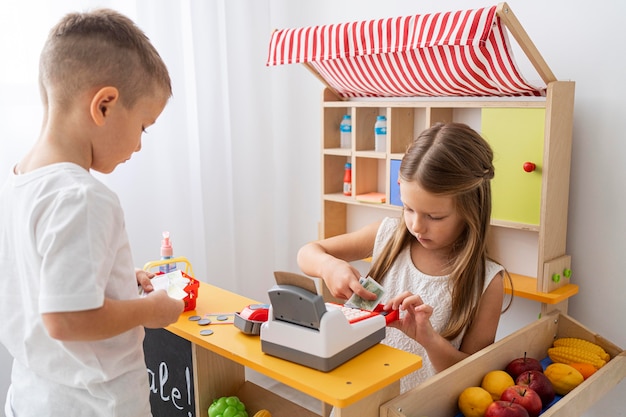 Zdjęcie dzieci niebinarne bawiące się razem