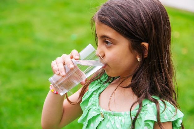 Dzieci Piją Czystą Wodę W Naturzeselektywne Skupienie