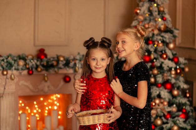 Dzieci pod choinką w świątecznym wnętrzu