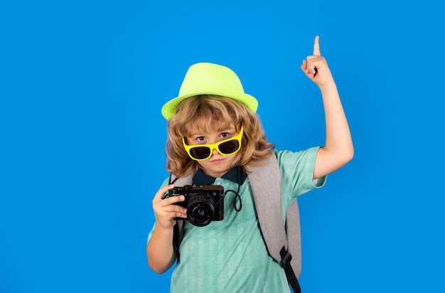Dzieci podróżują Szczęśliwy chłopiec dziecko w kapeluszu podróży z aparatem fotograficznym odizolowywającym na studyjnym backgraund Styl życia podróży i marzenia o podróży