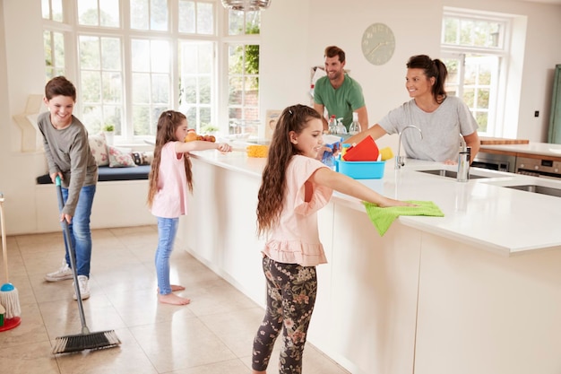 Dzieci pomagają rodzicom w pracach domowych w kuchni