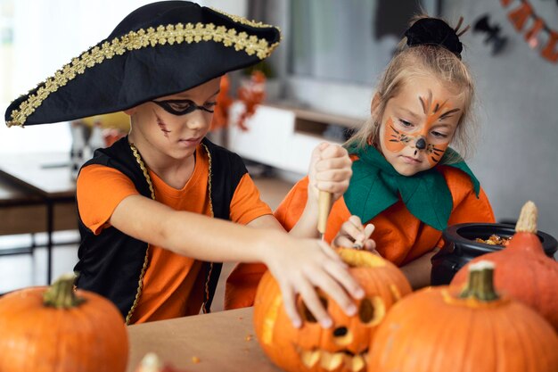 Zdjęcie dzieci przygotowują się do imprezy na halloween.