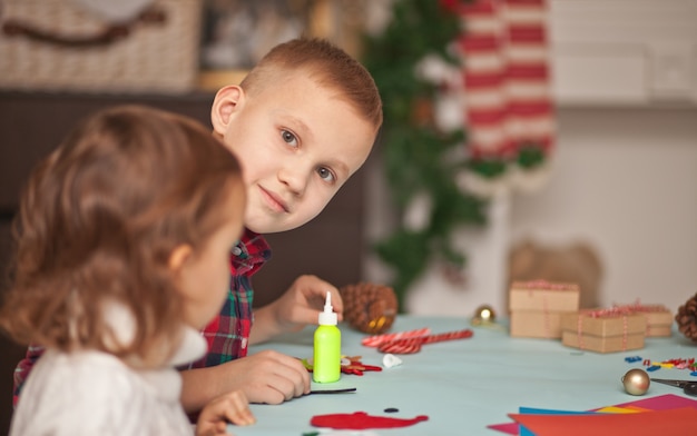 Dzieci Robią Dekoracje Na Choinkę Lub Prezenty. Boże Narodzenie Ręcznie Robiony Projekt Diy.