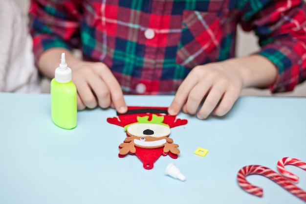 Zdjęcie dzieci robią dekoracje na choinkę lub prezenty.