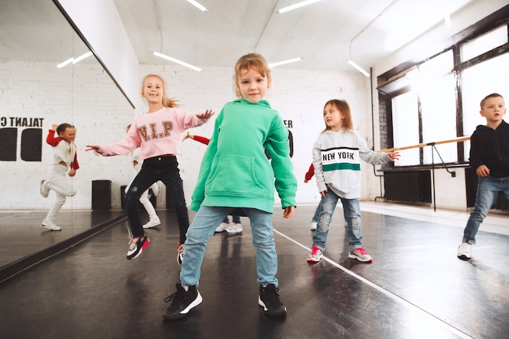 Zdjęcie dzieci siedzące w szkole tańca. koncepcja tancerzy baletowych, hiphopowych, ulicznych, funky i nowoczesnych