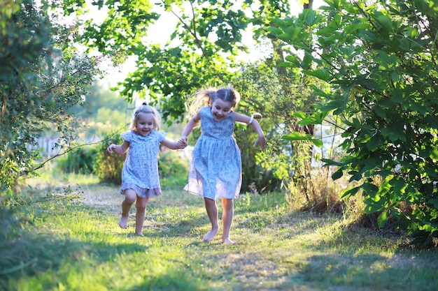 Dzieci spacerują latem na łonie natury Dziecko w słoneczny wiosenny poranek w parku Podróżowanie z dziećmi