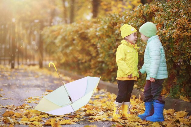 Dzieci Spacerują Po Jesiennym Parku Jesienią