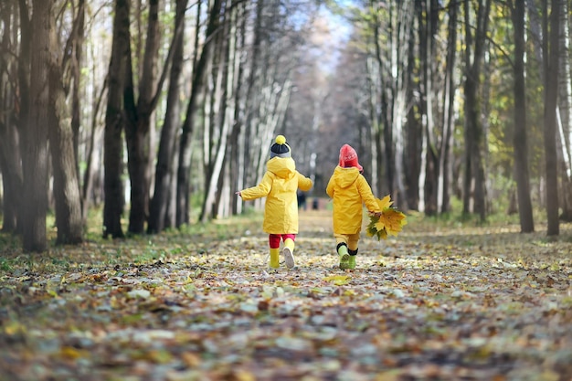 Dzieci spacerują po jesiennym parku