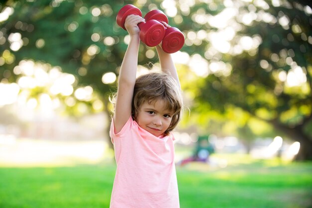 Dzieci sport ćwiczący w parku dzieci zdrowy styl życia sport dziecko z silnymi mięśniami