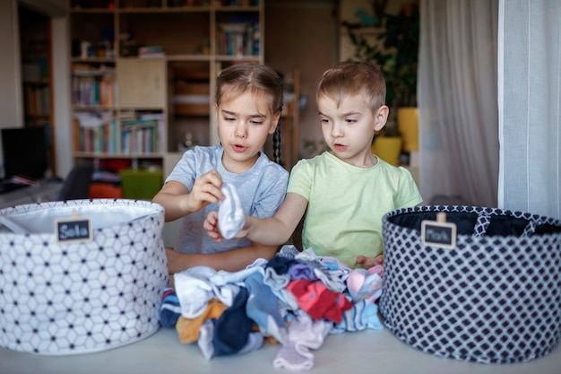 Dzieci sprzątają pokój, sortują skarpetki i układają je w osobiste kosze. Codzienna rutyna z dobrą zabawą