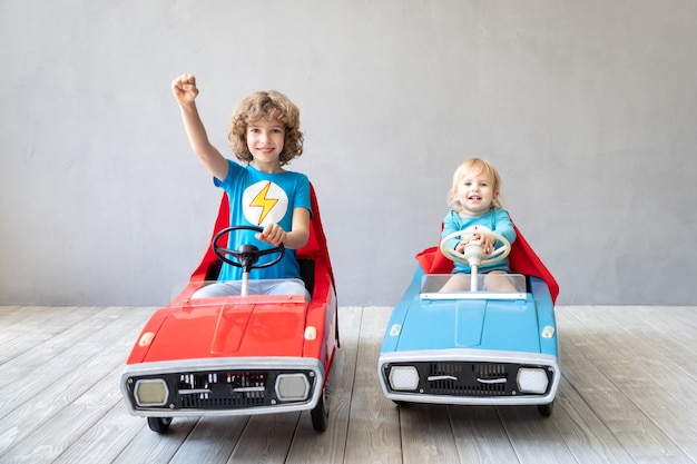 Zdjęcie dzieci superbohaterów bawiące się w domu