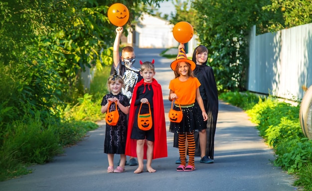 Dzieci świętują Halloween przebrane w kostiumy. Selektywne skupienie. Dzieci.