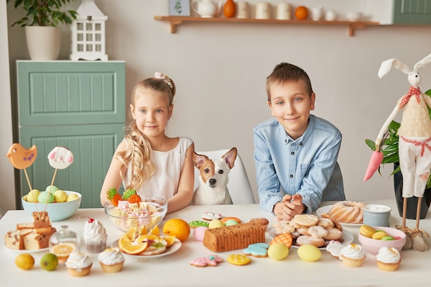 Dzieci świętują Wielkanoc Z Jedzeniem