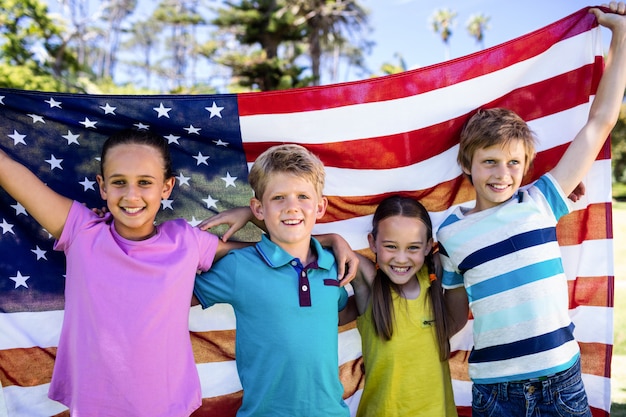 Dzieci trzyma flaga amerykańską w parku