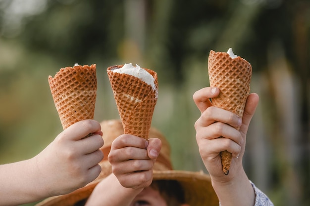 Dzieci trzymające wafelek do lodów