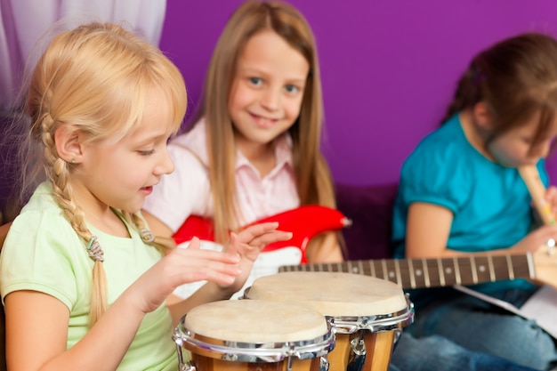 Zdjęcie dzieci tworzą muzykę