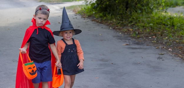 Dzieci ubrane w kostiumy na świąteczną noc Halloween Selektywna koncentracja Halloween