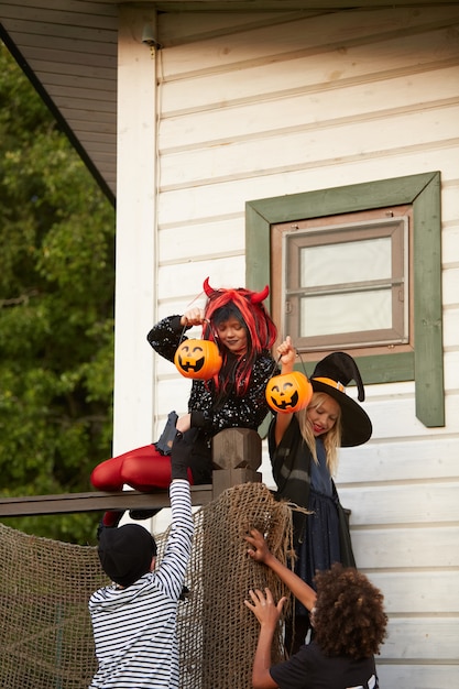 Zdjęcie dzieci uciekają na halloween