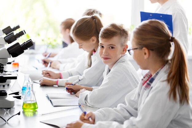 Dzieci uczą się chemii w szkolnym laboratorium.