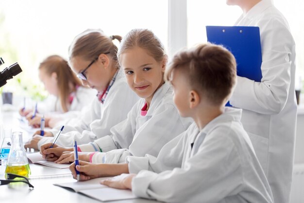 Dzieci uczą się chemii w szkolnym laboratorium.