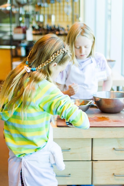 Dzieci uczą się gotować na lekcji gotowania.