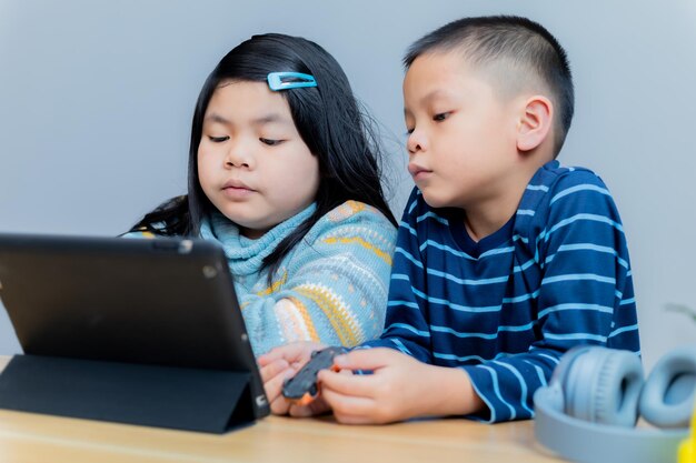 Dzieci Uczą Się Online Za Pomocą Tabletów W Domu.