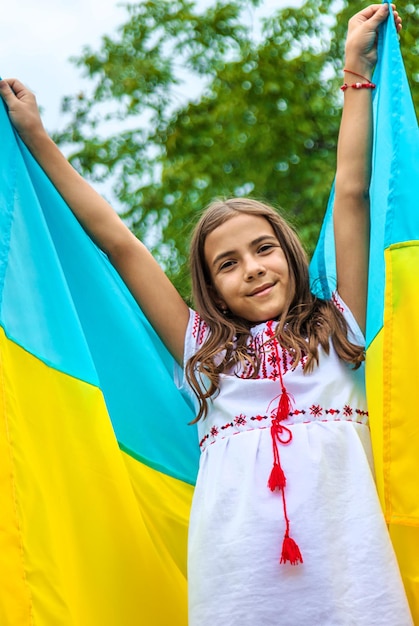 Dzieci ukraińskie z flagą Selektywne skupienie zwycięstwa