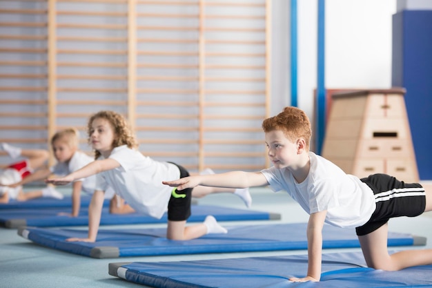 Zdjęcie dzieci uprawiające gimnastykę