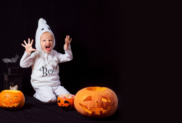 Dzieci W Kostiumie Ducha Halloween Robią Przerażającą Minę Na Czarnym Tle Z Dynią