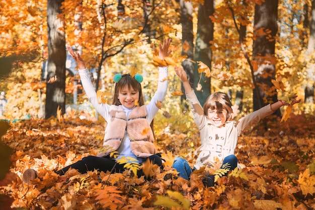 Dzieci w parku z jesiennymi liśćmi Selektywna ostrość