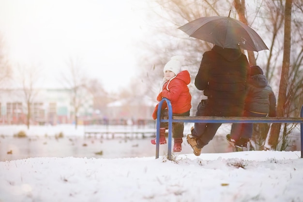 Dzieci w parku zimowym bawią się śniegiem