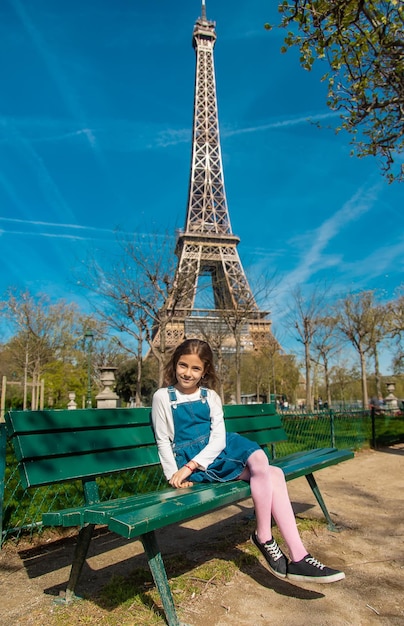 Dzieci w Paryżu w pobliżu Wieży Eiffla Selektywny fokus
