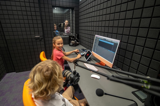 Dzieci W Studio Podczas Nagrywania Muzyki