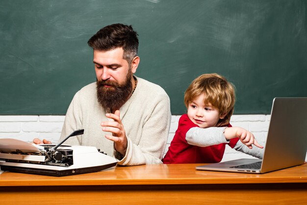 Dzieci w wieku szkolnym ojciec i syn powrót do koncepcji szkoły i edukacji uczeń przedszkolny szczęśliwa rodzina cha...