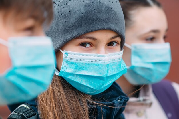 Dzieci W Wieku Szkolnym W Maskach Medycznych. Portret Dzieci W Wieku Szkolnym.