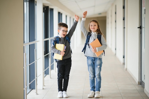 Zdjęcie dzieci w wieku szkolnym w mundurkach razem na korytarzu koncepcja edukacji